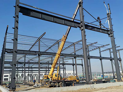Che aspetto ha il cantiere di un edificio di fabbrica di struttura in acciaio？