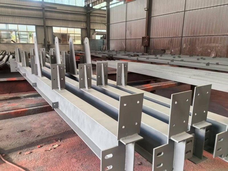 Progetto di installazione del baldacchino a struttura in acciaio completato correttamente