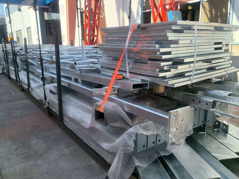 Le scale d'acciaio arrivano nelle Isole Cayman: un nuovo elemento architettonico inizia il suo viaggio trans-pacifico