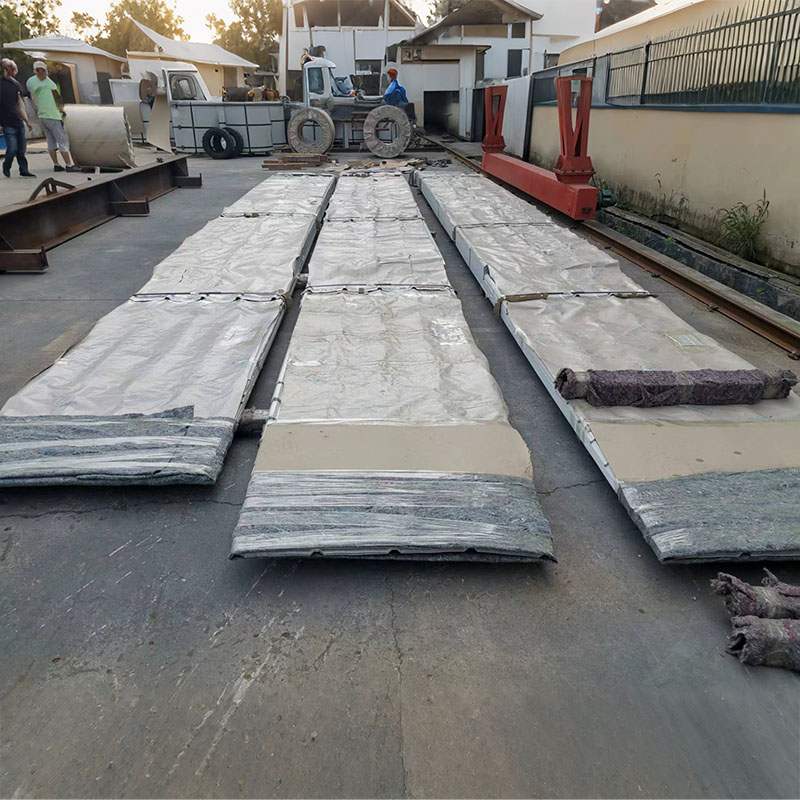 Le piastre in acciaio colorato sono la soluzione definitiva per coperture e rivestimenti di pareti moderne