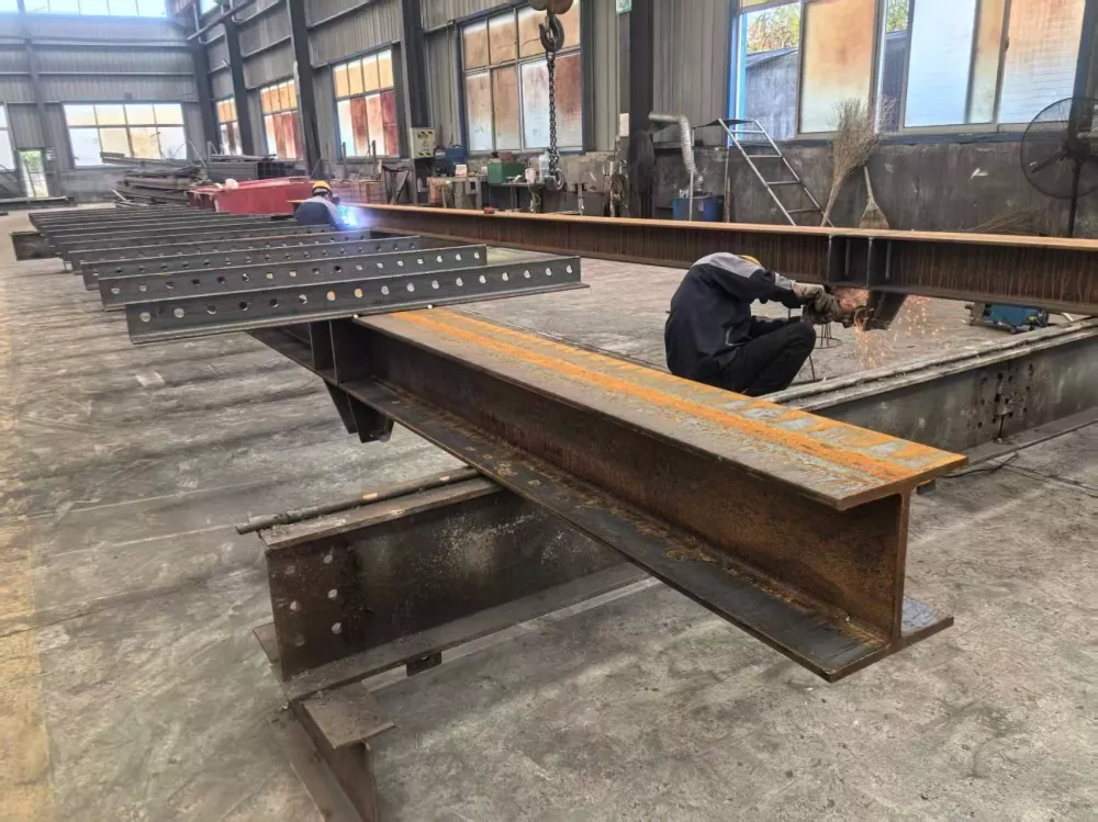 Gli strumenti di sollevamento per strutture in acciaio sono la soluzione definitiva per progetti di costruzione industriale sicuri ed efficienti