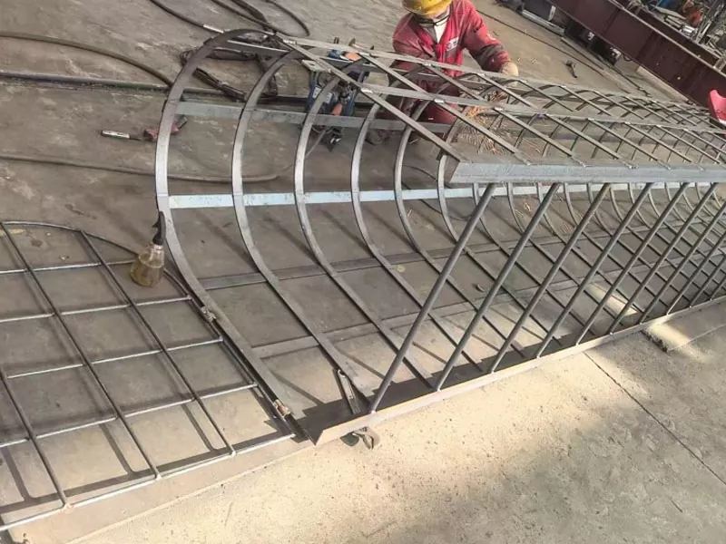 Quali fattori di progettazione essenziali dovresti valutare quando selezioni le scale in acciaio per le infrastrutture industriali?